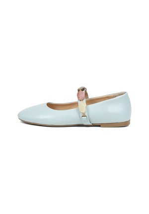 Lichtblauwe platte Mary Jane-schoen met een bandje voorzien van ronde roze en crèmekleurige decoratieve stenen, en een tankleurige zool.