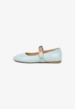 Lichtblauwe platte Mary Jane-schoen met een bandje voorzien van ronde roze en crèmekleurige decoratieve stenen, en een tankleurige zool.