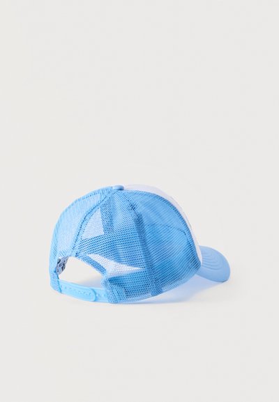 Ανοιχτό μπλε και λευκό δίχτυ καπέλο μπέιζμπολ που είναι τοποθετημένο στο πλάι με ορατή ρυθμιζόμενη κούμπωμα snapback.