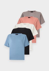 Πέντε απλές κοντομάνικες μπλούζες με στρογγυλή λαιμόκοψη σε γκρι, κοράλλι, λευκό, μαύρο και μπλε, τοποθετημένες αλληλεπικαλυπτόμενες σε λευκό φόντο.