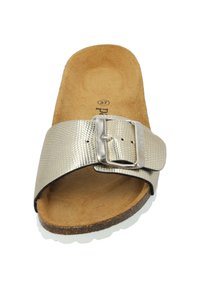 Sandale plate argentée avec une sangle texturée et boucle en métal. Semelle intérieure douce, semblable au liège, semelle extérieure blanche et design ouvert à l'avant pour le confort.