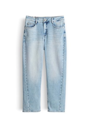 Jean en denim bleu clair avec un effet délavé, bouton et fermeture éclair à l'avant, style cinq poches, présenté sur fond blanc.
