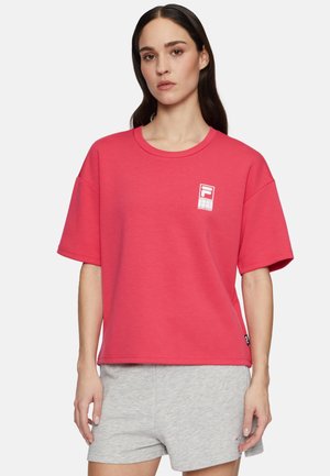 Rode katoenen t-shirt met een ronde hals en korte mouwen, met een wit logo op de linkerkant van de borst. Casual pasvorm, zachte textuur.