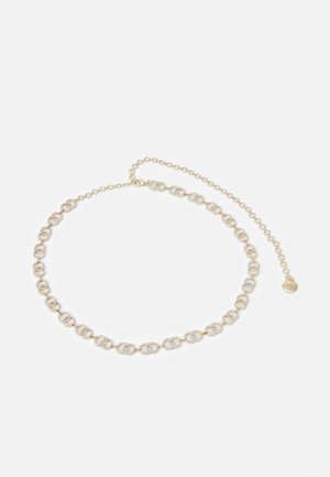 Naszyjnik z łańcuszka w kolorze złota z małymi, połączonymi ze sobą okrągłymi ogniwami i regulowanym zapięciem, ułożony na białym tle.