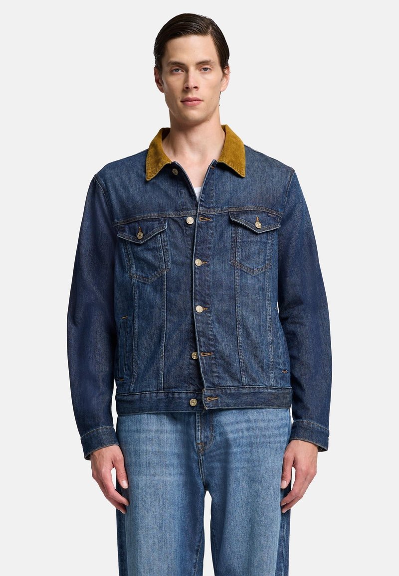 Giubbotto di jeans scuro con colletto in corduroy giallo, tasche anteriori e bottoni metallici. Design classico con vestibilità rilassata e texture in denim blu.