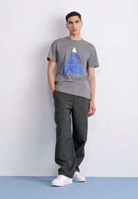 The North Face MOUNTAIN PLAY TEE - Triko s potiskem - smoked pearl