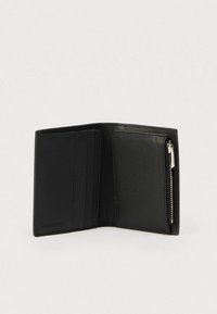 Μαύρο δερμάτινο πορτοφόλι με θέσεις για κάρτες, θήκη με φερμουάρ και υφασμένη επιφάνεια. Διαθέτει λογότυπο της μάρκας στο εσωτερικό.