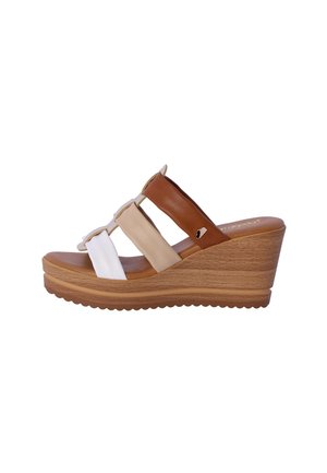Sandalia de cuña con tres tiras de cuero en blanco, beige y marrón, con una plataforma de madera y suela estriada.