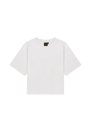 Eenvoudig wit kort T-shirt met ronde hals en klein zwart merklabel op de kraag.