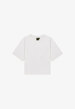 Eenvoudig wit kort T-shirt met ronde hals en klein zwart merklabel op de kraag.