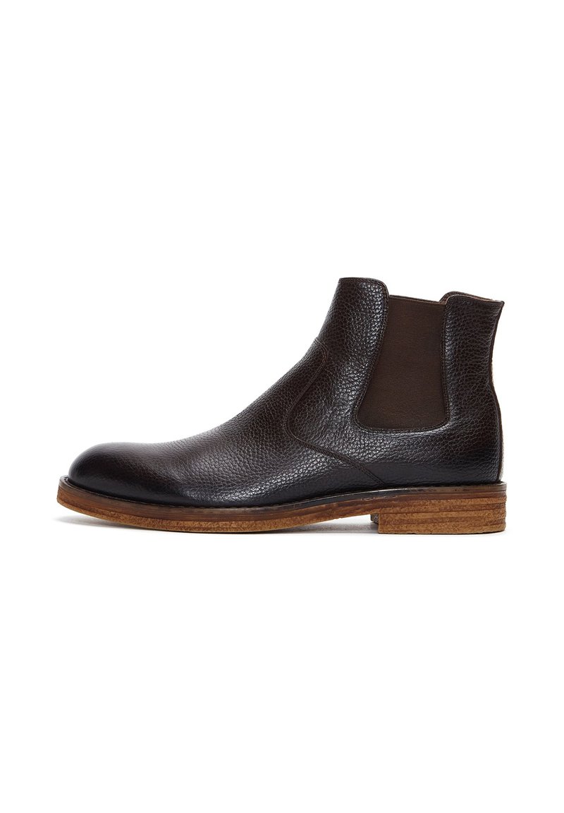 Bruine leren Chelsea-boot met een gestructureerde bovenkant, elastische zijkanten en een gestapelde houten hak. Gladde teenzone met een ronde vorm.