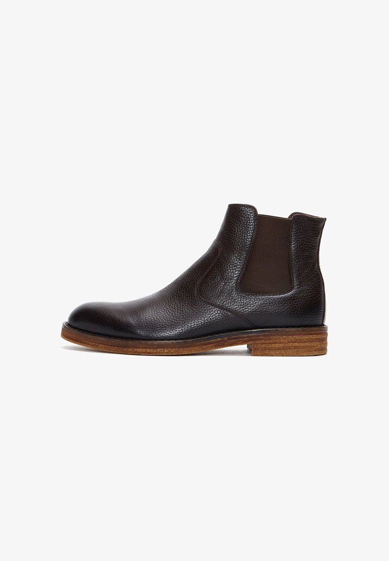 Bottines Chelsea en cuir marron avec tige texturée, panneaux élastiques sur les côtés et un talon en bois empilé. Zone des orteils lisse avec une forme arrondie.