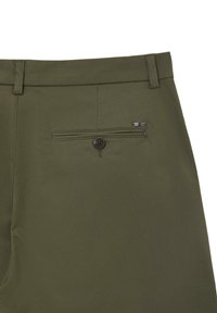 Pantalons vert olive avec une texture lisse, passants de ceinture, et une poche arrière avec fermeture à bouton et accent logo en métal.