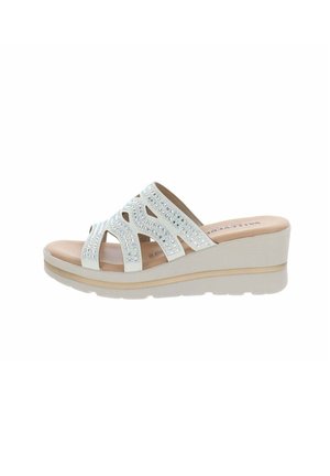 Sandalia cuña beige con puntera abierta, tres tiras recortadas adornadas con pedrería y suela texturizada.