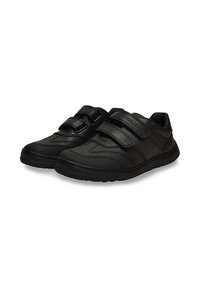 Zapatillas sintéticas negras con dos tiras de Velcro, puntera redondeada, detalles texturizados y una suela de goma baja para mayor comodidad y estabilidad.