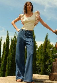 Next FLUTTER - Bluza - ecru red trim