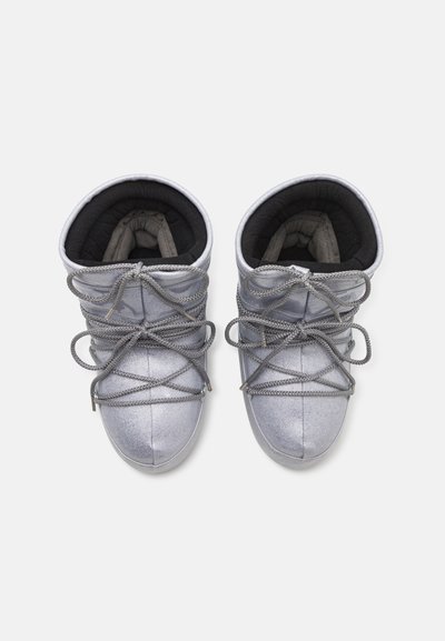 Srebrne buty typu high-top z teksturowanego materiału, z wyściełanym czarnym wnętrzem i szarymi sznurówkami ułożonymi w krzyżowy wzór.