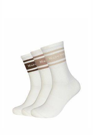 Drei Paar weiße Knöchelsocken mit gerippten Bündchen, jeweils zwei horizontale Streifen in verschiedenen Beige- und Brauntönen.