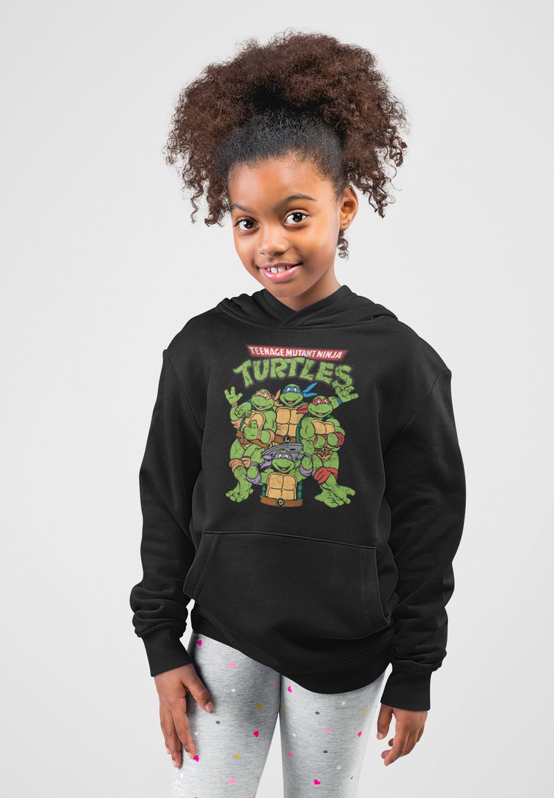 Černá mikina s kapucí, která zobrazuje grafiku Korytnaček z Teenage Mutant Ninja Turtles. Design ukazuje čtyři korytnačky v živých barvách s detaily na jejich zbraních.