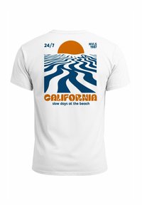 Weißes Baumwoll-T-Shirt mit einem grafischen Design von Ozeanwellen in Blau, einer orangefarbenen Sonne und dem Text "KALIFORNIEN langsame Tage am Strand."