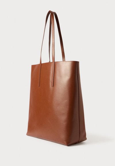 Brun läder tote-väska med två långa handtag, slät yta, minimalistisk design, rektangulär form och utan synlig hårdvara eller detaljer.