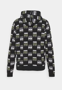 Hoodie nera con un design a fantasia caratterizzato da loghi bianchi e verde lime di Puma e Helly Hansen. Il materiale è morbido e ha una vestibilità standard.