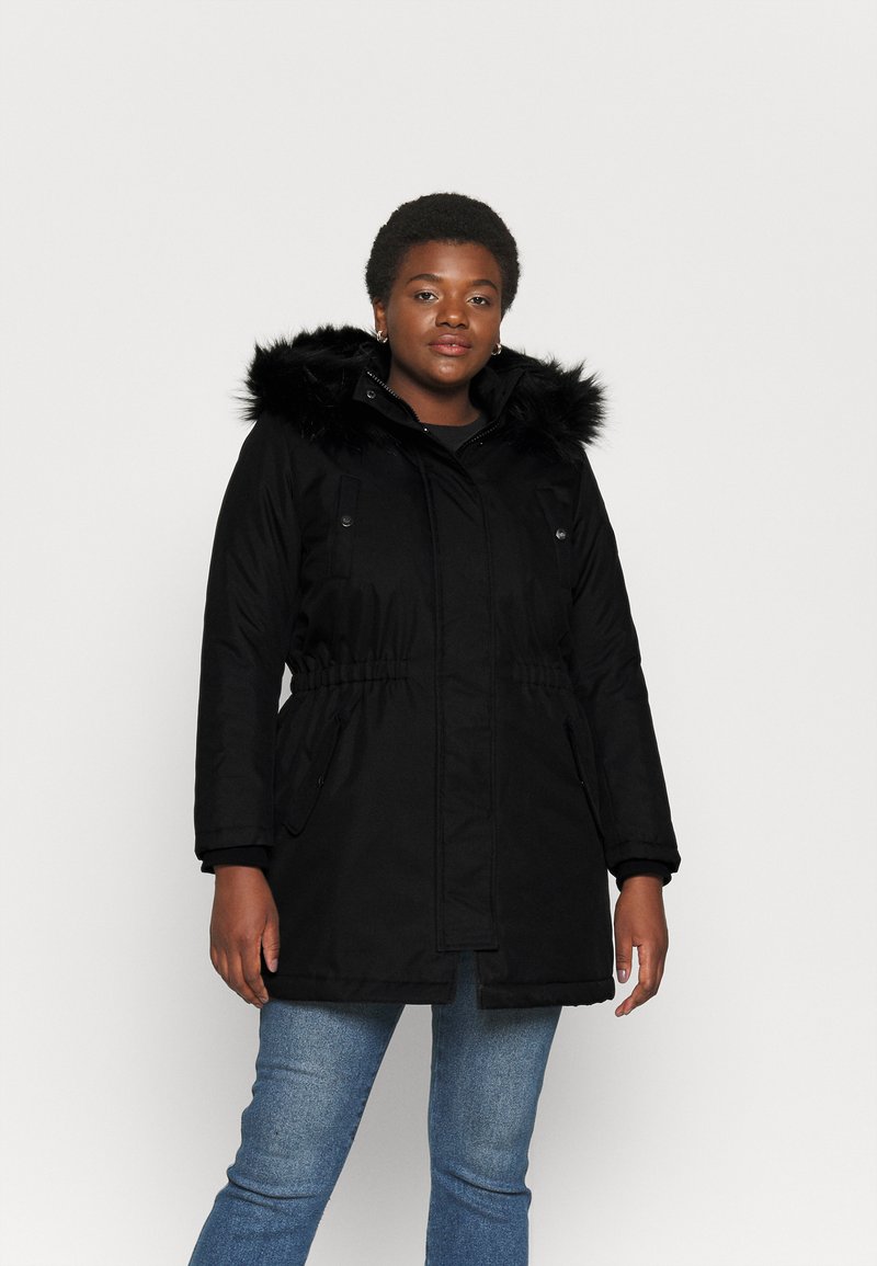 Parka preta com capuz forrado a pelo, fecho éclair e cintura com cordão. Apresenta dois bolsos frontais e uma textura de tecido suave.