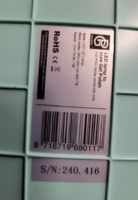 LED UV-lamp in mintgroen met een rechthoekige vorm. Beschikt over een etiket met specificaties, streepjescode en serienummerdetails.