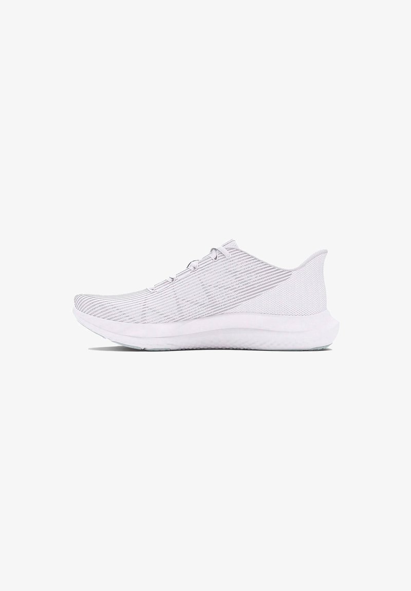 Weiße Sportschuhe mit einem strukturierten Strickobermaterial, Schnürdesign und einer gepolsterten Sohle. Sie haben eine schlanke Form und eine minimalistische Markenkennzeichnung.
