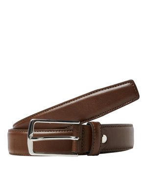 Cinturón de cuero marrón con una textura suave, que cuenta con una hebilla rectangular de plata y costuras cuidadas a lo largo de los bordes.