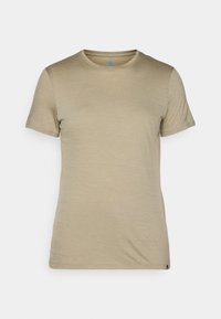 Camiseta de manga corta en beige claro, hecha de una tela suave. Presenta un cuello redondo y un pequeño logo acentuado cerca del dobladillo.