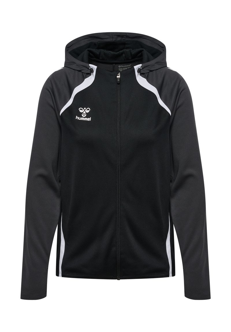 Chaqueta deportiva negra con acentos blancos, cremallera completa, capucha y mangas largas. Hecha de un tejido texturizado, presenta el logo de Hummel en el pecho.
