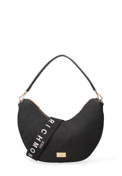 Borsa a tracolla in tessuto nero con forma curva, chiusura con zip dorata e tracolla con la scritta "RICHMOND" in bianco. Texture liscia e logo in rilievo.