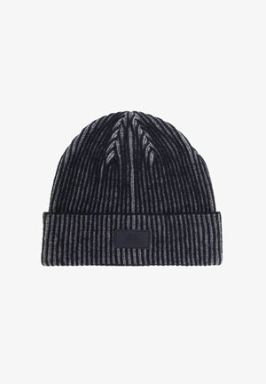 Dzianinowa czapka w ciemnym granacie i szare paski, z podwiniętym rantem i prostokątną czarną naszywką z logo z przodu. Miękka tekstura.