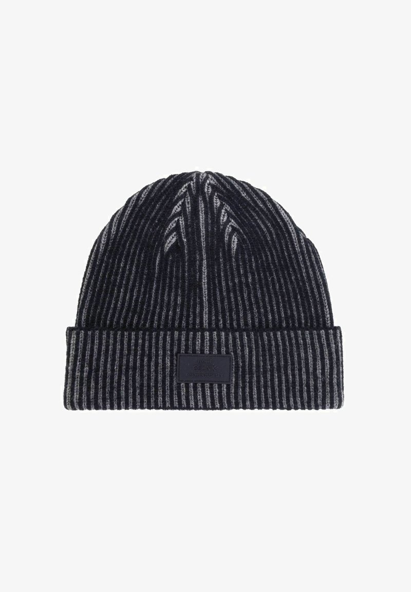 Dzianinowa czapka w ciemnym granacie i szare paski, z podwiniętym rantem i prostokątną czarną naszywką z logo z przodu. Miękka tekstura.