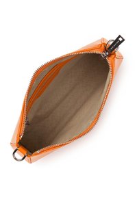 Pochette in pelle arancione brillante con chiusura a zip; superficie texturizzata; fodera interna beige; accessori in metallo e anello decorativo.