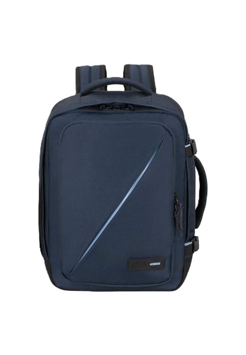 Mochila rectangular azul oscuro con correas acolchadas, un detalle de cremallera diagonal en el frente, un asa lateral y una pequeña etiqueta de la marca en la parte inferior.