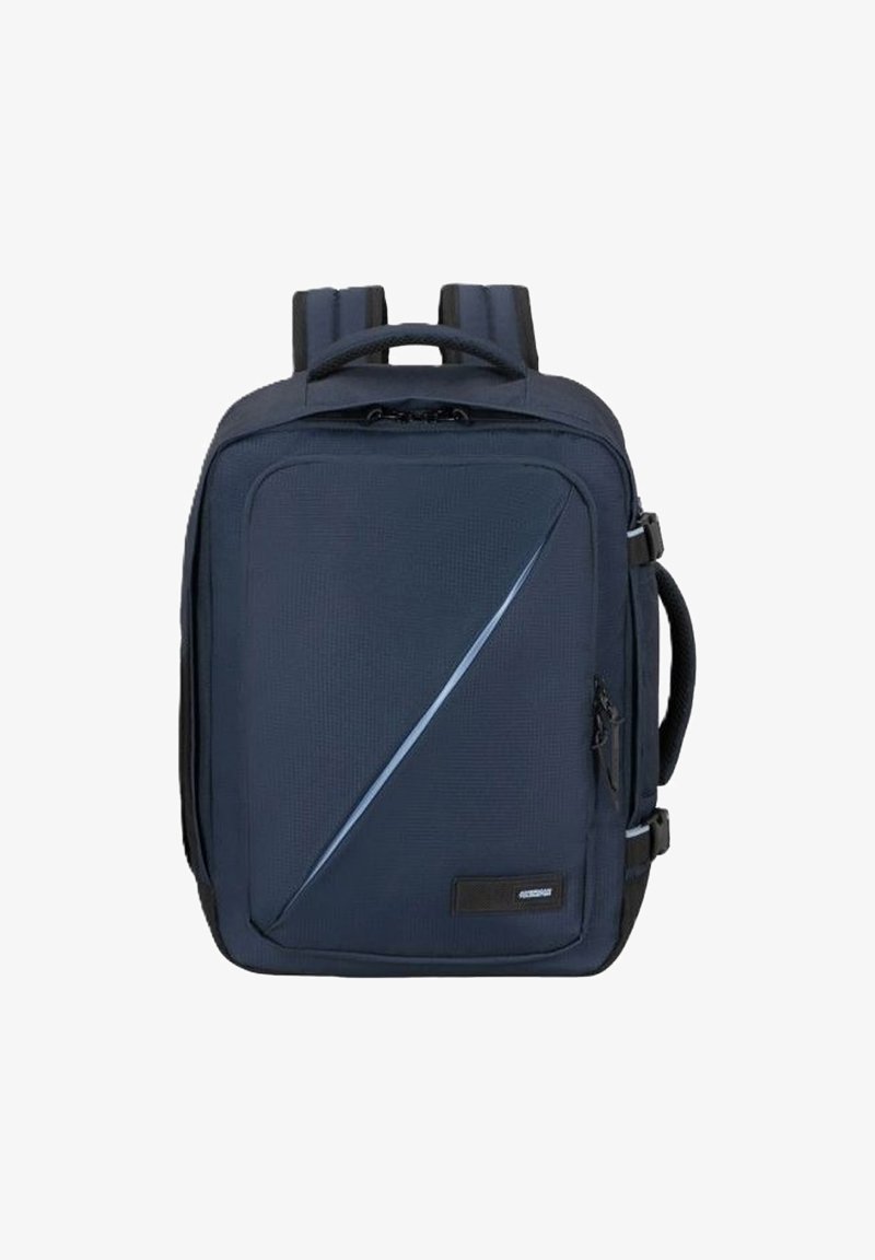 Mochila rectangular azul oscuro con correas acolchadas, un detalle de cremallera diagonal en el frente, un asa lateral y una pequeña etiqueta de la marca en la parte inferior.