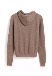 Maglione marrone a coste con cappuccio, dotato di maniche lunghe e orlo aderente. La texture è morbida e lavorata a maglia, offrendo un aspetto casual.