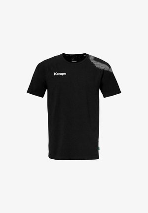 T-shirt nera a maniche corte in cotone. Presenta un motivo testurizzato su una spalla e un logo "Kempa" bianco sul davanti.