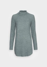 Pletený rolákový svetr v jemné modro-zelené barvě. Má dlouhé rukávy, žebrovanou strukturu a uvolněný střih s mírně prodlouženým trupem.