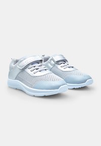 Lys blå atletiske sko med mesh-overdel, plastdetaljer, snørebånd foran og en velcrolukning. Struktureret sål til greb og støtte.