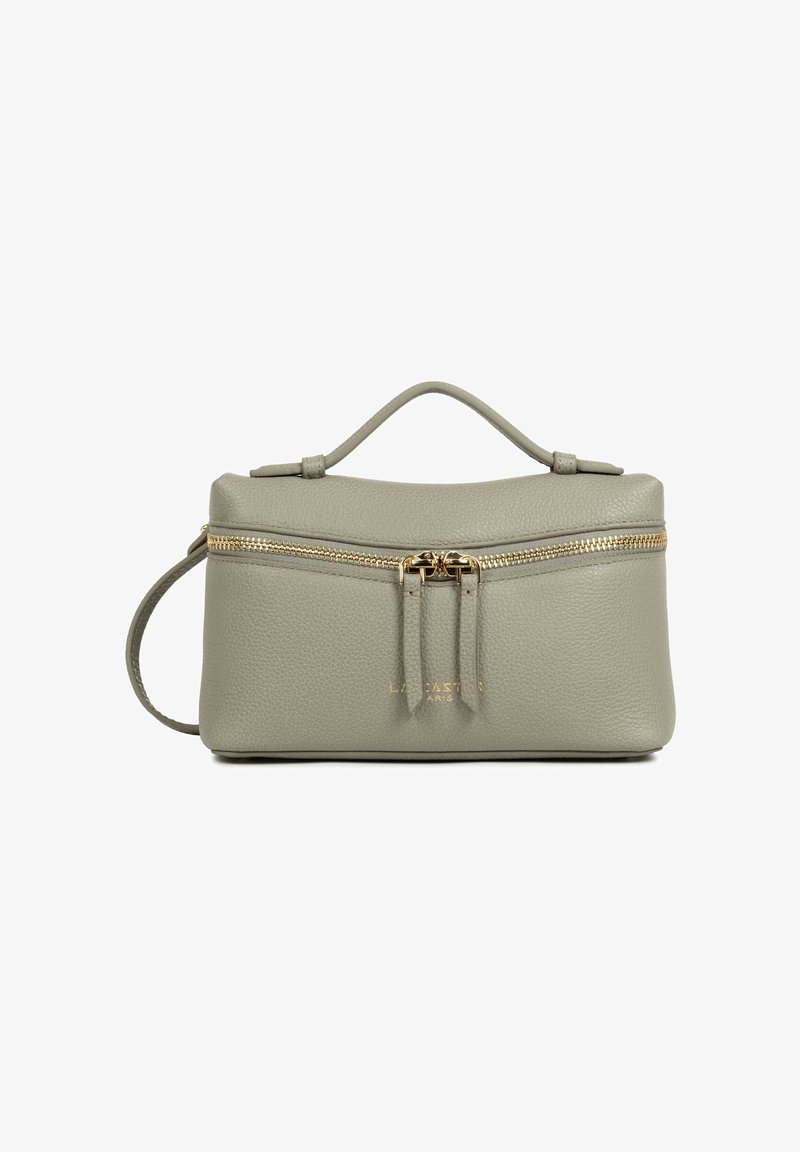 Sac à main en cuir gris texturé avec fermeture éclair dorée et doubles tirettes de fermeture, une poignée supérieure et un logo discret à l'avant.