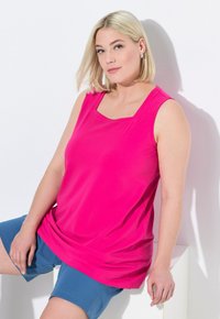 Top senza maniche fucsia con scollatura quadrata, abbinato a pantaloni corti blu. Tessuto morbido che cade in modo lusso, creando una vestibilità rilassata.
