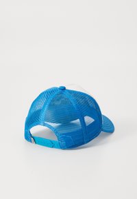 Casquette de baseball en mesh bleu avec une visière bleue unie et une fermeture snapback ajustable. Présente un bouton supérieur circulaire et un devant principalement blanc.