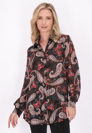 Cămașă neagră cu butoni, cu modele paisley și florale în roșu, alb și gri. Dispune de mâneci lungi și o croială relaxată.
