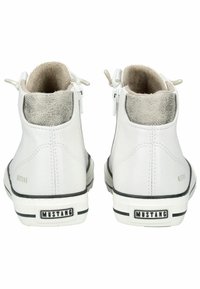 Baskets montantes blanches en cuir lisse avec des accents en textile, dotées de fermetures éclair, d'une semelle rayée noire et d'un logo de marque embossé.