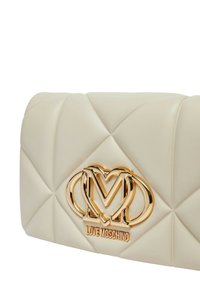 Clutch in ecopelle trapuntata crema con logo Love Moschino in tono oro al centro, caratterizzato da una texture geometrica e linee pulite.