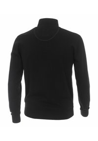 Czarny sweter typu pulower z wysokim kołnierzem, długimi rękawami, prążkowanymi mankietami i dolnym wykończeniem, gładką fakturą oraz bez widocznych wzorów czy akcentów.