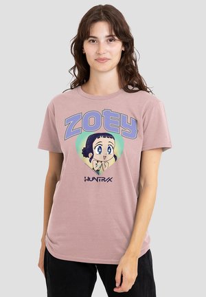 Hellrosa Baumwoll-T-Shirt mit einem grafischen Design eines Cartoon-Charakters mit großen Augen und dem Text "ZOEY" darüber.